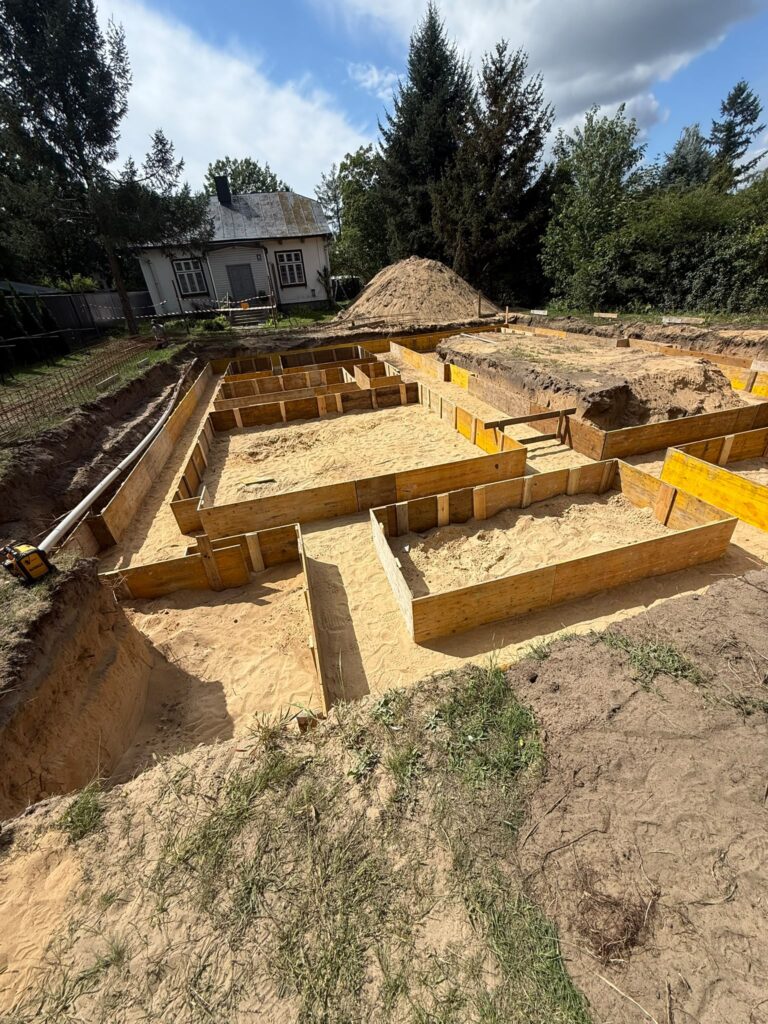 Szalowanie ław fundamentowych