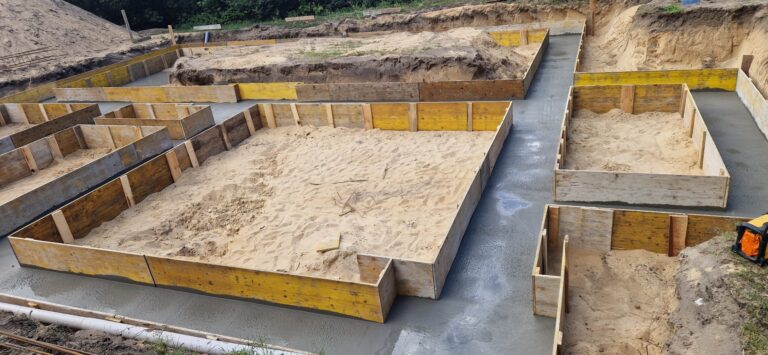Zbrojenie i zalewanie ław fundamentowych
