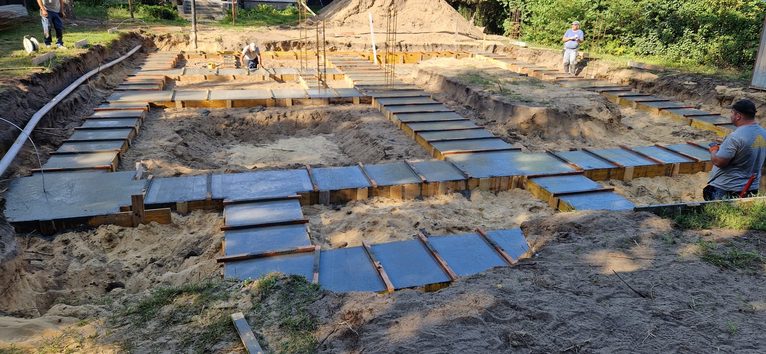 Zalanie zbrojenia ław fundamentowych
